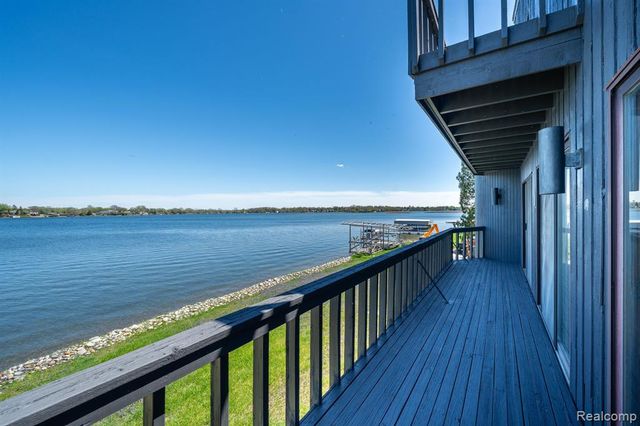 935 Stratton Drive, Waterford, MI 48328