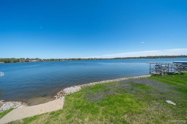 935 Stratton Drive, Waterford, MI 48328