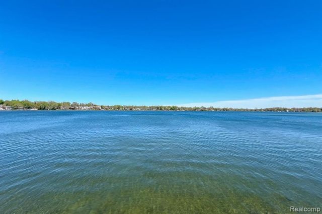 935 Stratton Drive, Waterford, MI 48328
