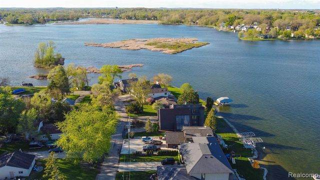 935 Stratton Drive, Waterford, MI 48328