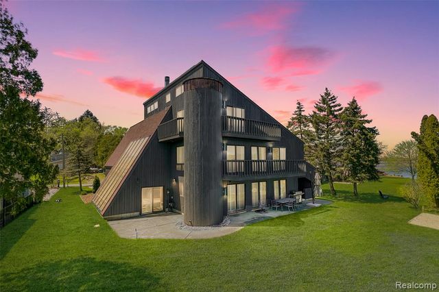 935 Stratton Drive, Waterford, MI 48328