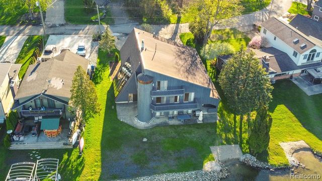 935 Stratton Drive, Waterford, MI 48328