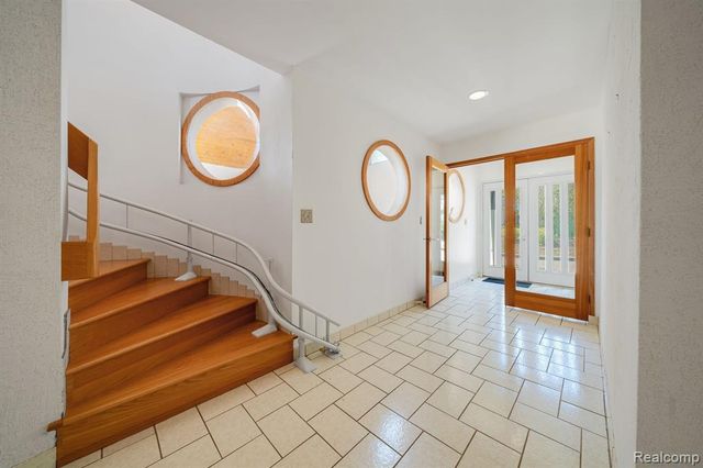 935 Stratton Drive, Waterford, MI 48328