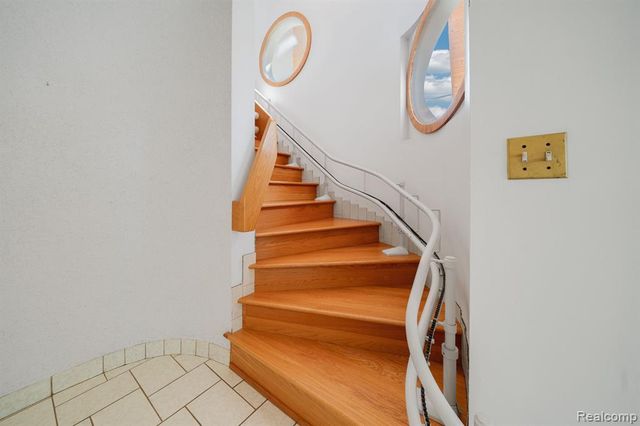 935 Stratton Drive, Waterford, MI 48328