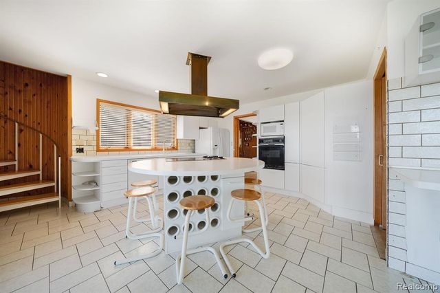 935 Stratton Drive, Waterford, MI 48328