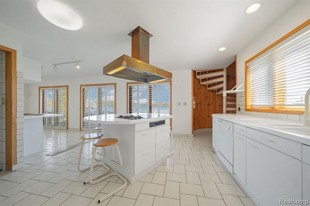 935 Stratton Drive, Waterford, MI 48328