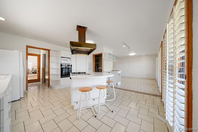 935 Stratton Drive, Waterford, MI 48328