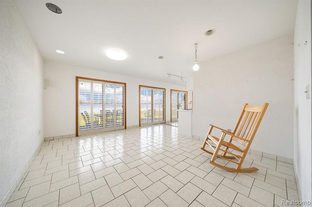 935 Stratton Drive, Waterford, MI 48328