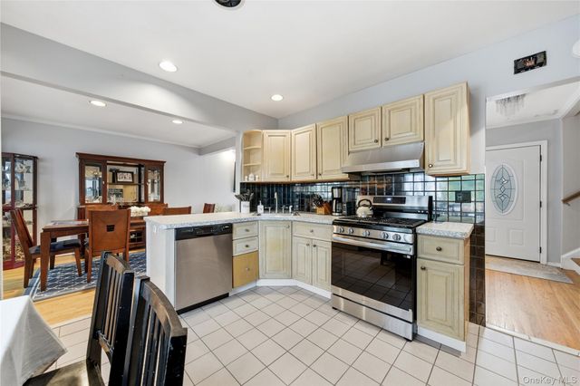 181 Branch Avenue, Freeport, NY 11520