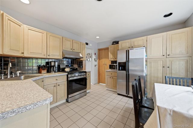 181 Branch Avenue, Freeport, NY 11520