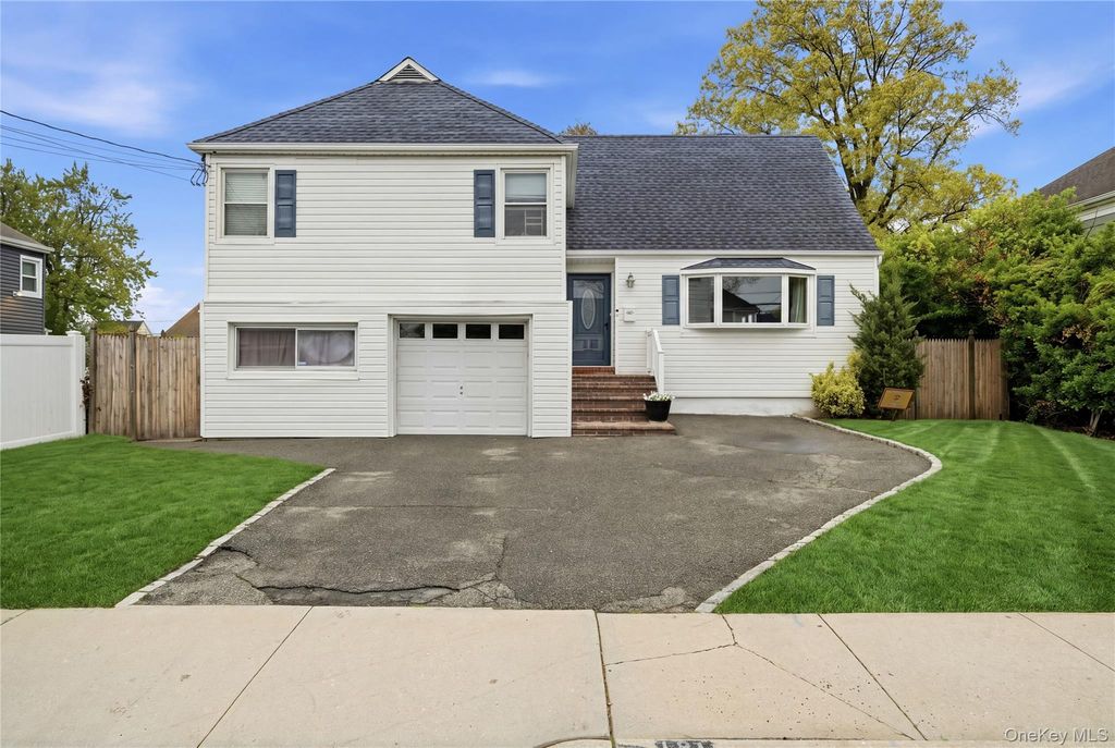 181 Branch Avenue, Freeport, NY 11520