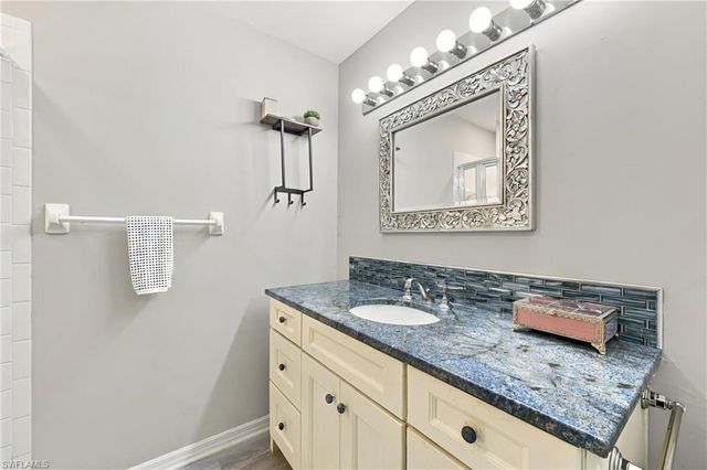 10808 King George LN 2602, Naples, FL 34109