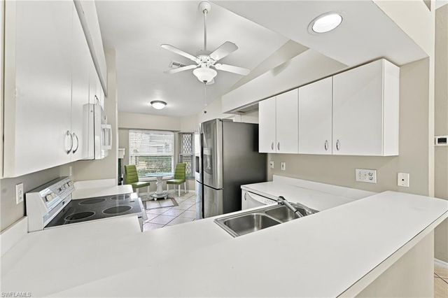 10808 King George LN 2602, Naples, FL 34109