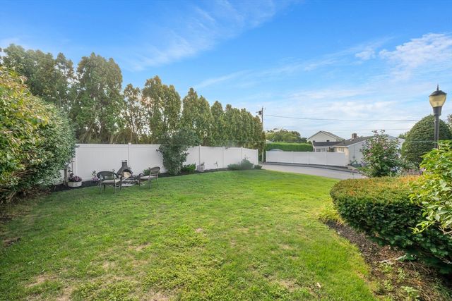 2 Durkin Rd, Salem, MA 01970