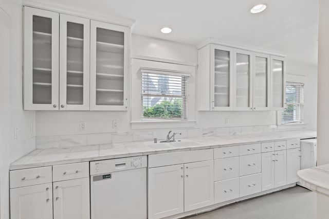 1521 N College Avenue, Fresno, CA 93728