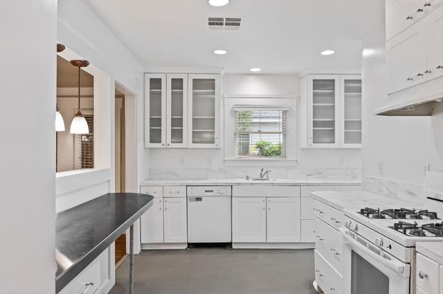 1521 N College Avenue, Fresno, CA 93728