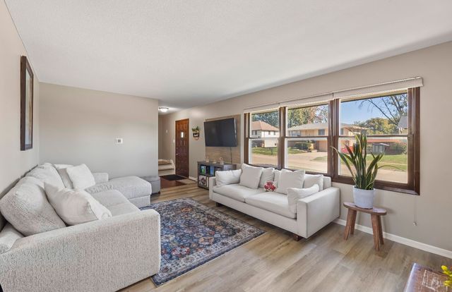 4004 80th Street, Urbandale, IA 50322