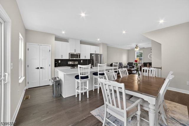 9 Saw Mill Cir, Hackettstown Town, NJ 07840