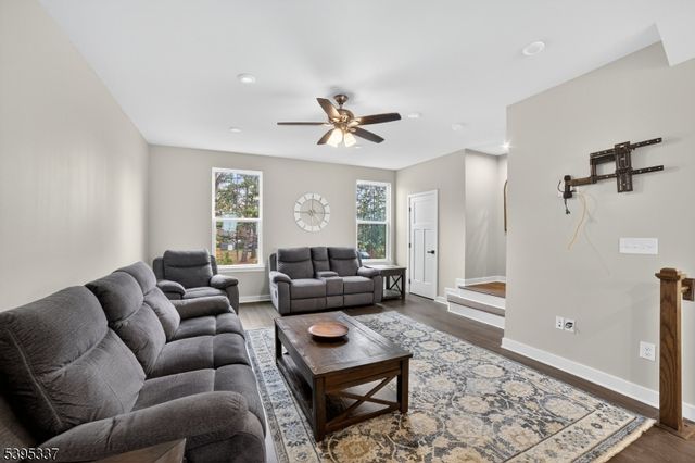 9 Saw Mill Cir, Hackettstown Town, NJ 07840