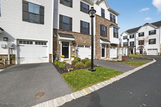 9 Saw Mill Cir, Hackettstown Town, NJ 07840
