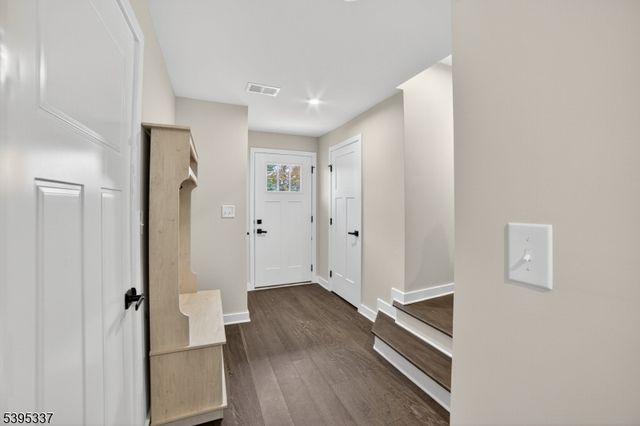 9 Saw Mill Cir, Hackettstown Town, NJ 07840