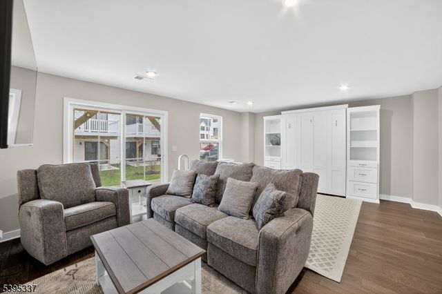 9 Saw Mill Cir, Hackettstown Town, NJ 07840