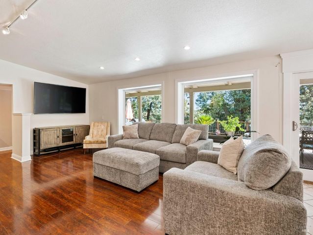 451 Fircrest Dr, Ukiah, CA 95482