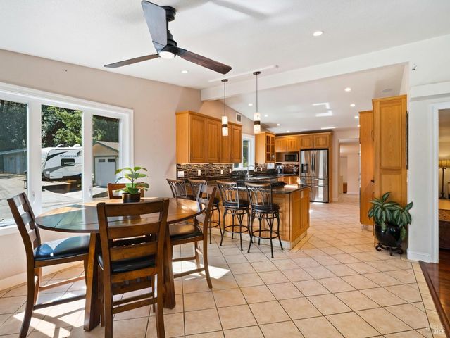 451 Fircrest Dr, Ukiah, CA 95482