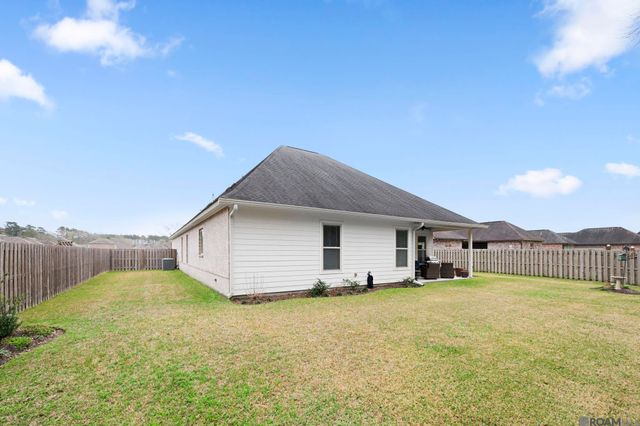 16104 Blackstone Dr, Pride, LA 70770