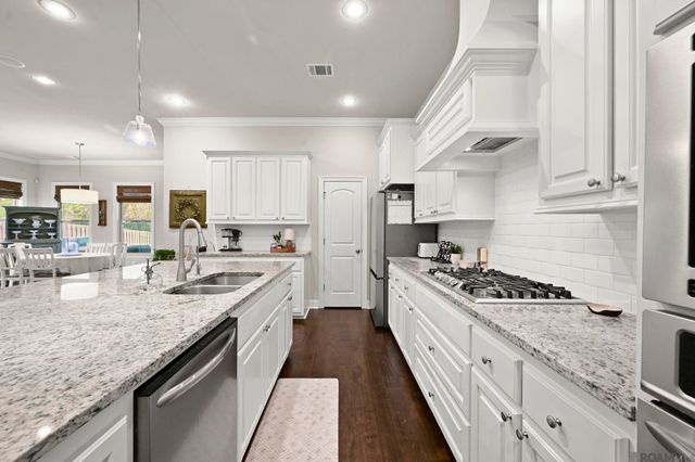 16104 Blackstone Dr, Pride, LA 70770