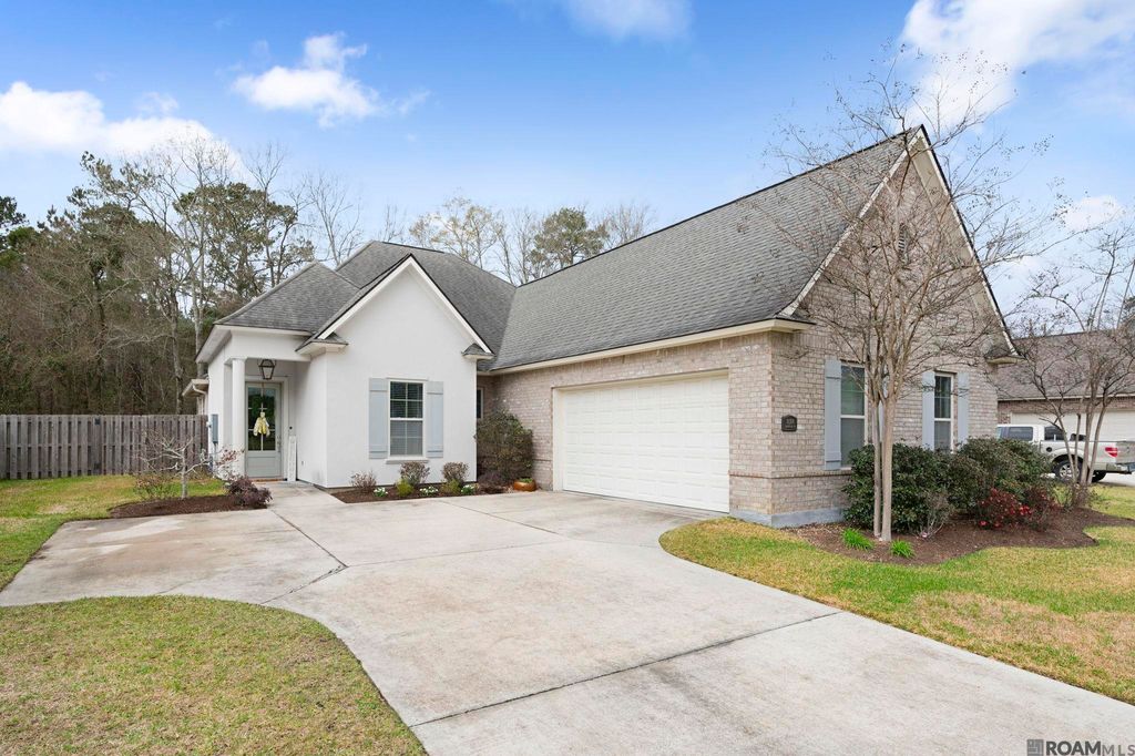 16104 Blackstone Dr, Pride, LA 70770