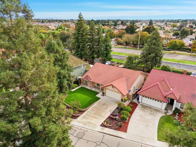 1845 E Evergreen Court, Visalia, CA 93292