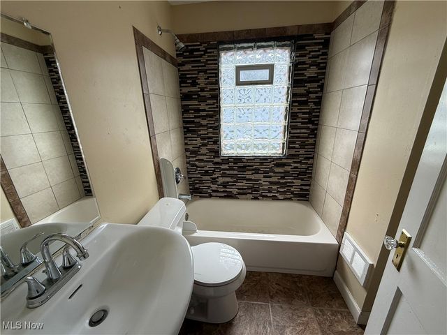 941 E Dewey Avenue, Youngstown, OH 44502