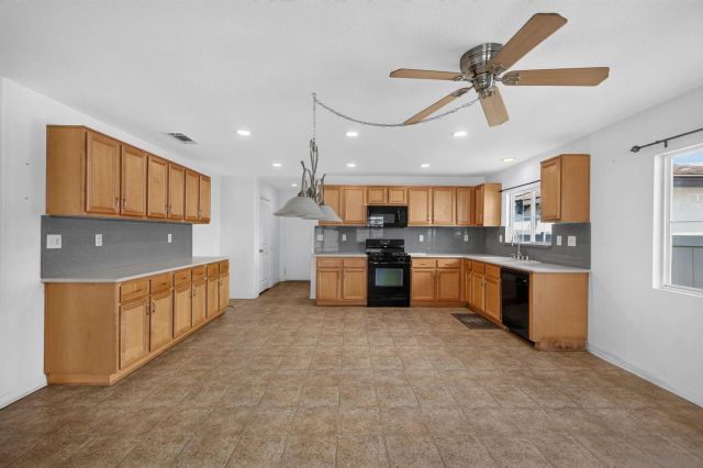 798 Abelia Ln, Perris, CA 92571
