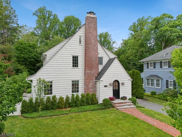 27 Pine Grove Ave, Summit City, NJ 07901