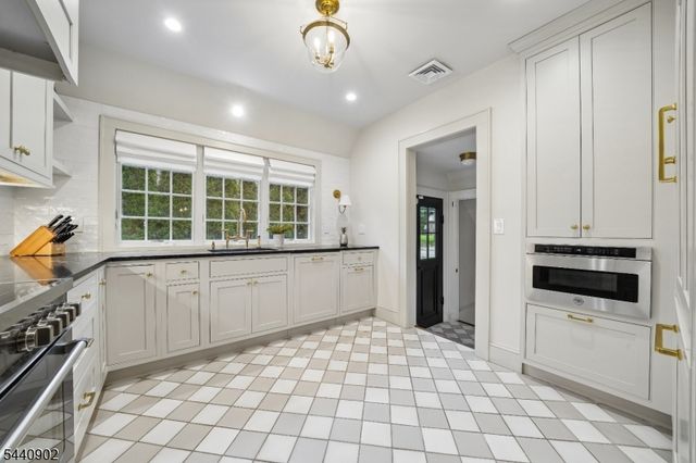 27 Pine Grove Ave, Summit City, NJ 07901