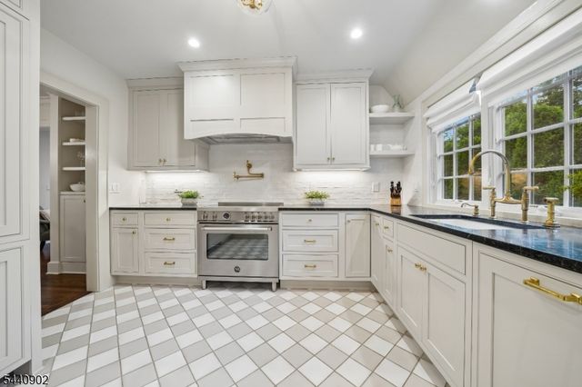 27 Pine Grove Ave, Summit City, NJ 07901