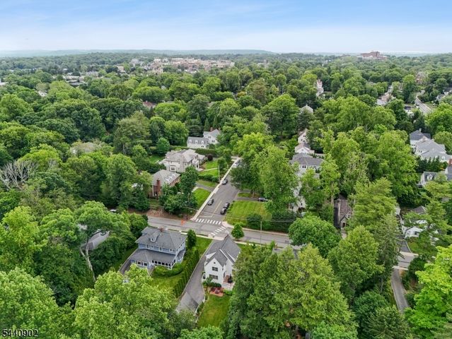 27 Pine Grove Ave, Summit City, NJ 07901