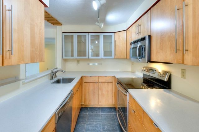 321 Plantation St 102, Worcester, MA 01604