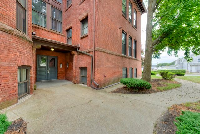 321 Plantation St 102, Worcester, MA 01604