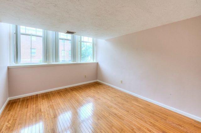 321 Plantation St 102, Worcester, MA 01604