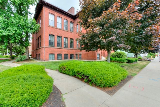 321 Plantation St 102, Worcester, MA 01604