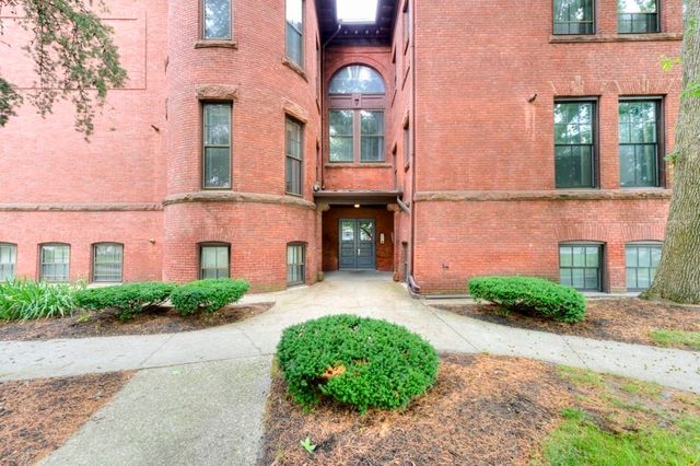 321 Plantation St 102, Worcester, MA 01604
