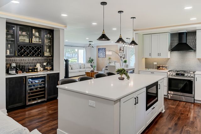 926 Holliston Court, Schaumburg, IL 60193