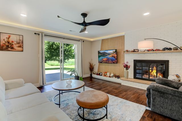 926 Holliston Court, Schaumburg, IL 60193