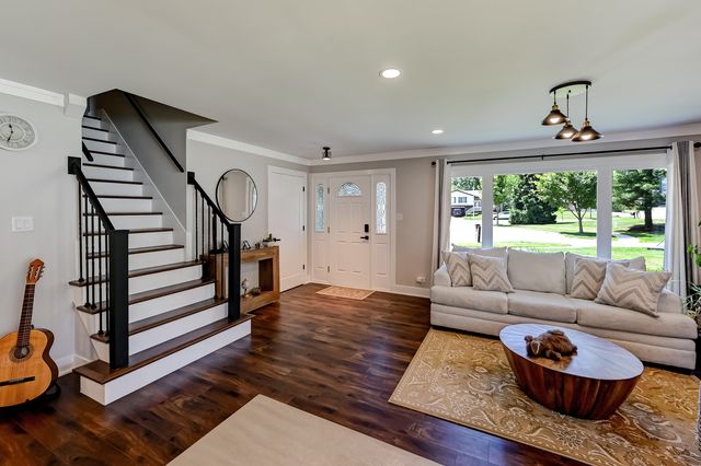 926 Holliston Court, Schaumburg, IL 60193