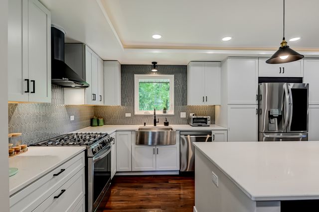 926 Holliston Court, Schaumburg, IL 60193