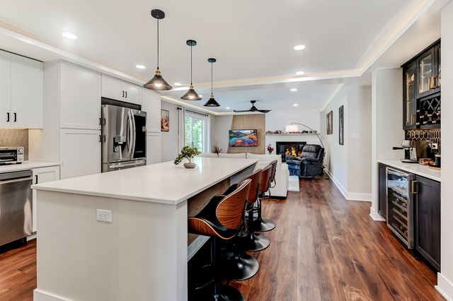 926 Holliston Court, Schaumburg, IL 60193