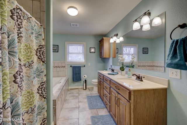 13200 Oregon Lane, Neosho, MO 64850