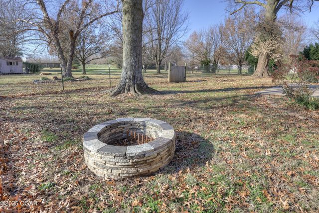 13200 Oregon Lane, Neosho, MO 64850